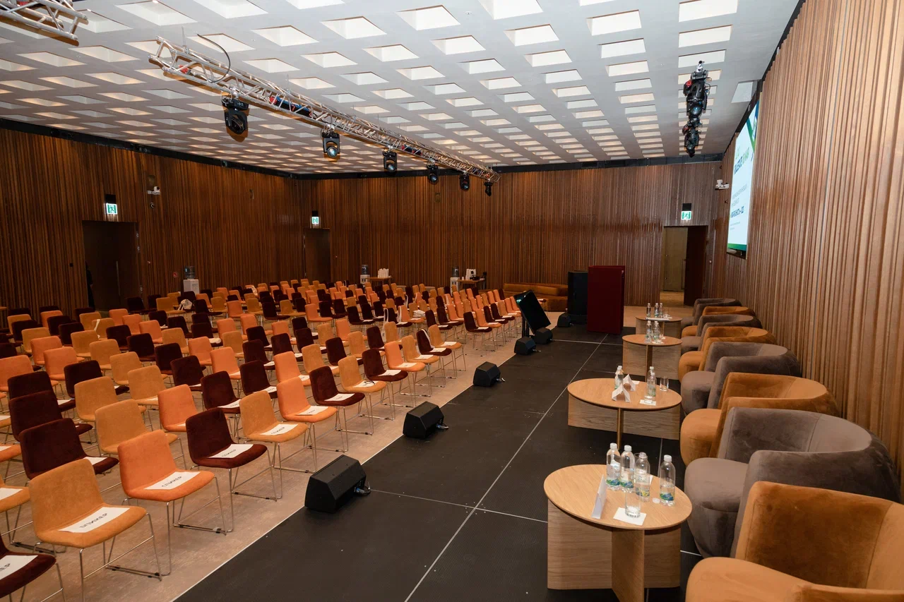 Главный конференц-зал «Арнебия»