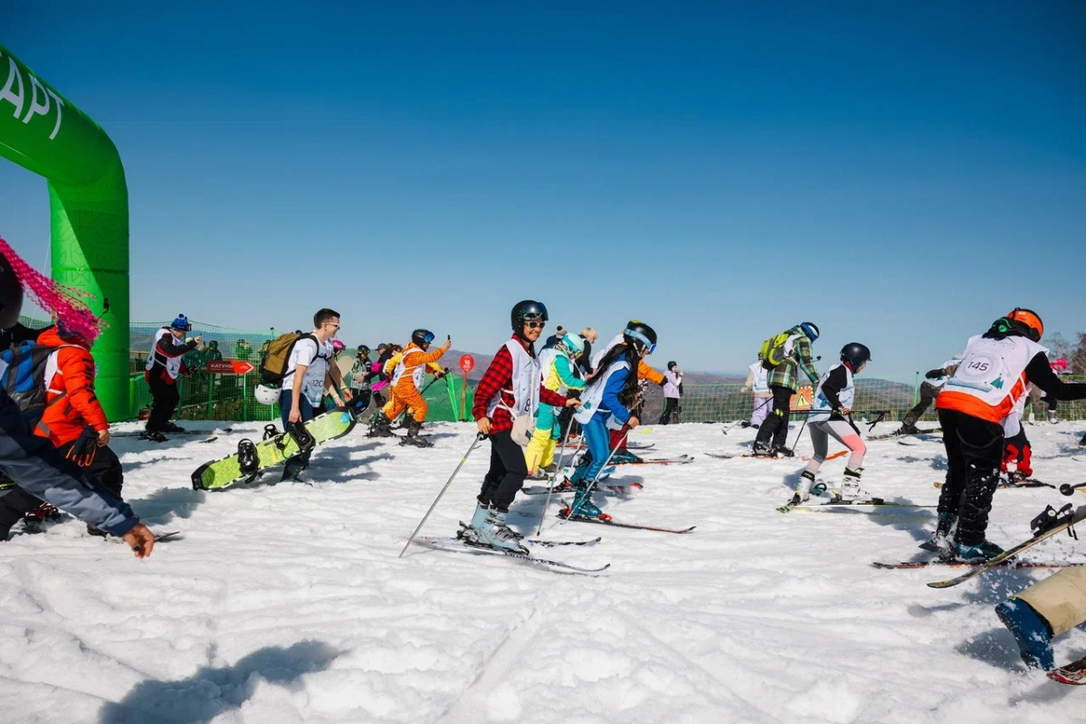 Массовый костюмированный спуск «Царь горы»