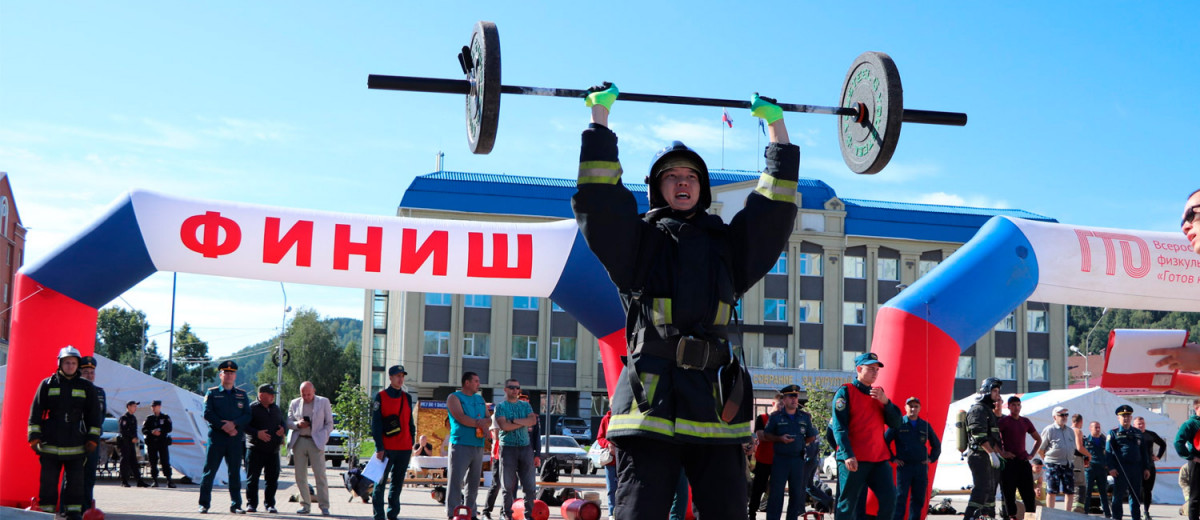 Спасатели курорта «Манжерок» выиграли серебро по пожарному кроссфиту
