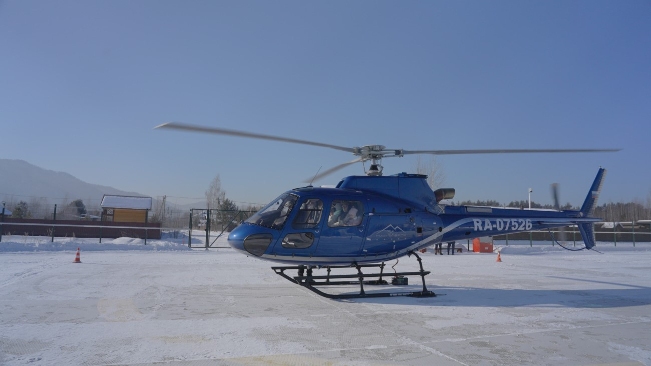 Мечты выше гор: всесезонный курорт «Манжерок» подарил детям региона незабываемый полет на вертолете