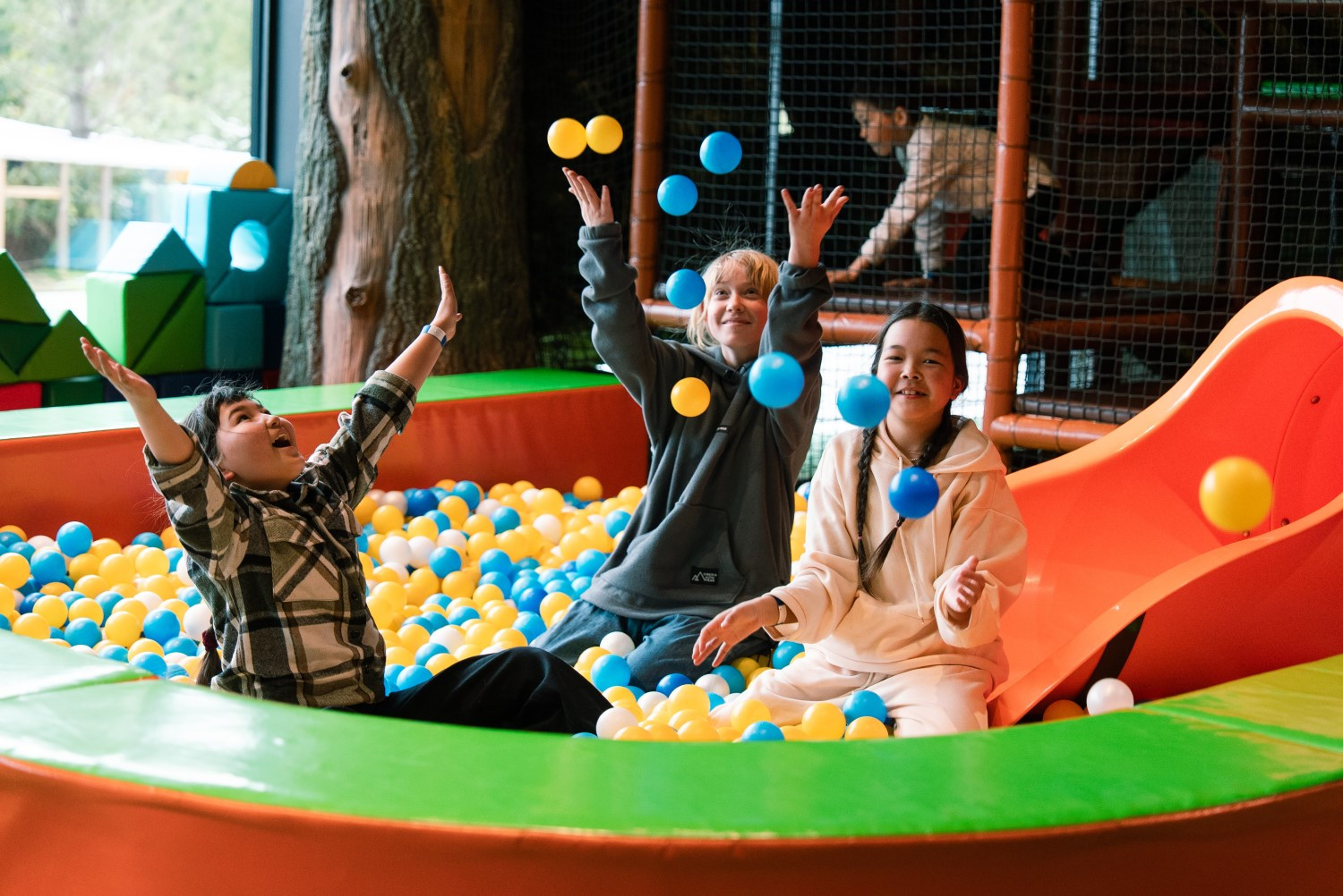 Курорт с большим сердцем: «Манжерок» подарил эмоции детям, нуждающимся в особой поддержке