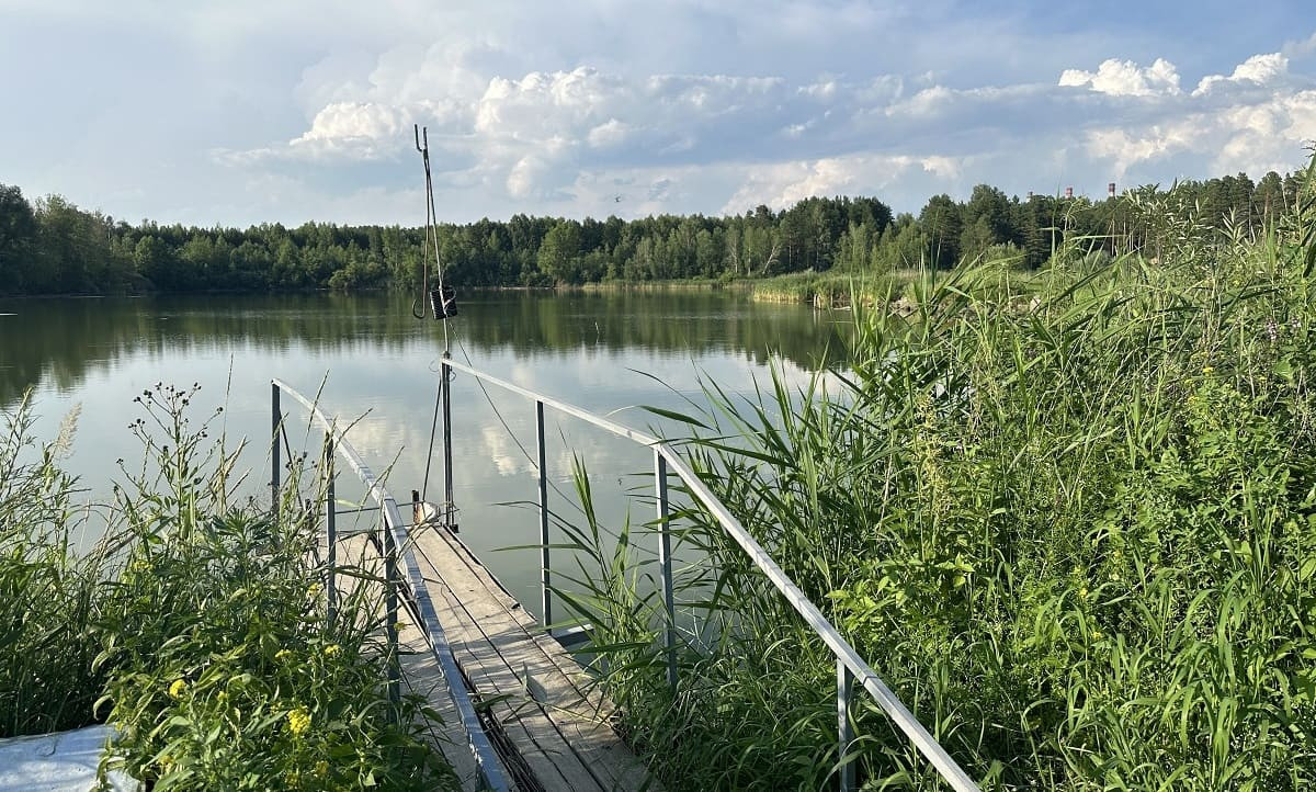 Курорт Сбера «Манжерок» выпустил в сибирские реки десятки тысяч мальков