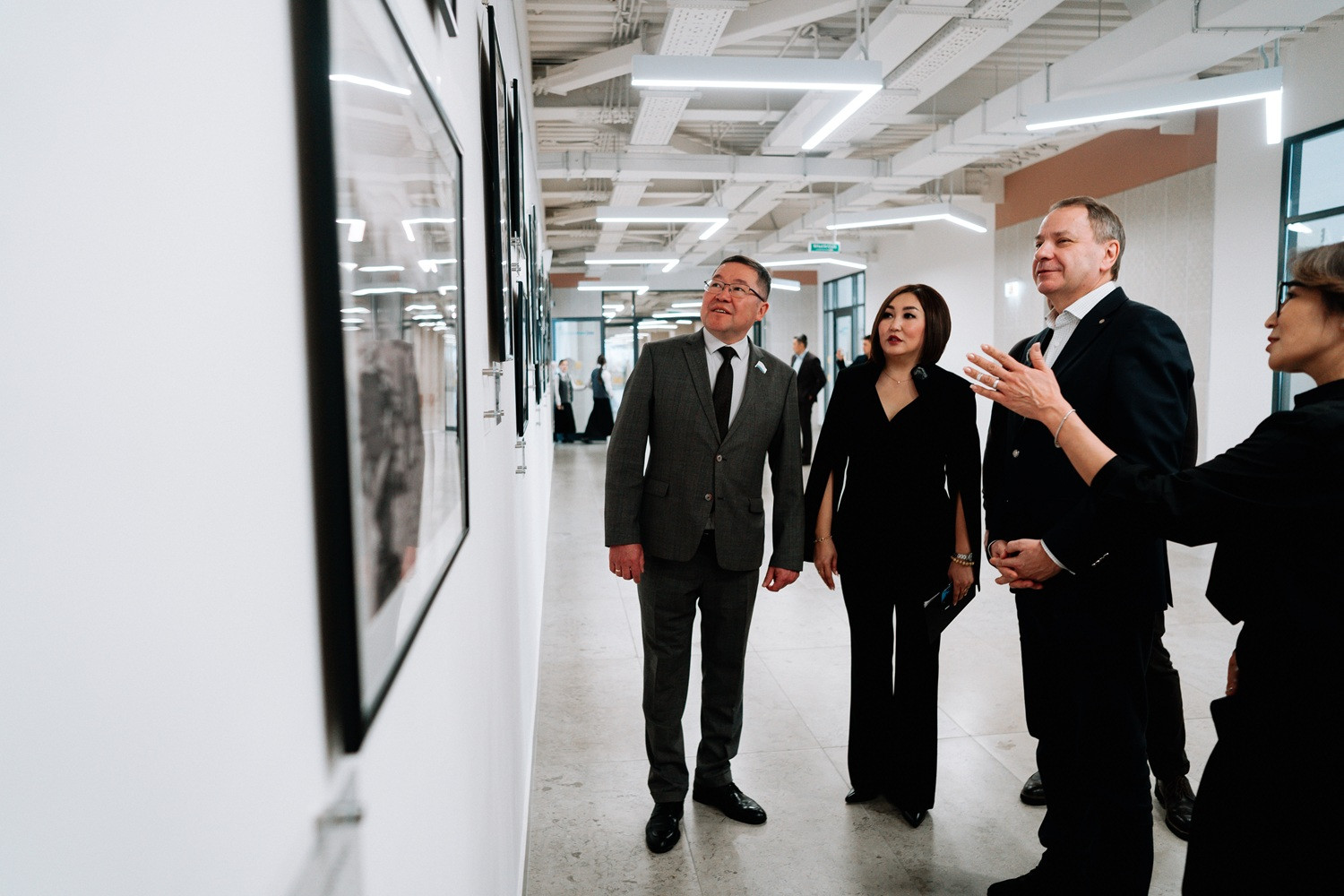 Память прошлого для будущего Горного Алтая: Сбер и курорт «Манжерок» подарили национальной городской школе №7 уникальную фотовыставку и современное оборудование