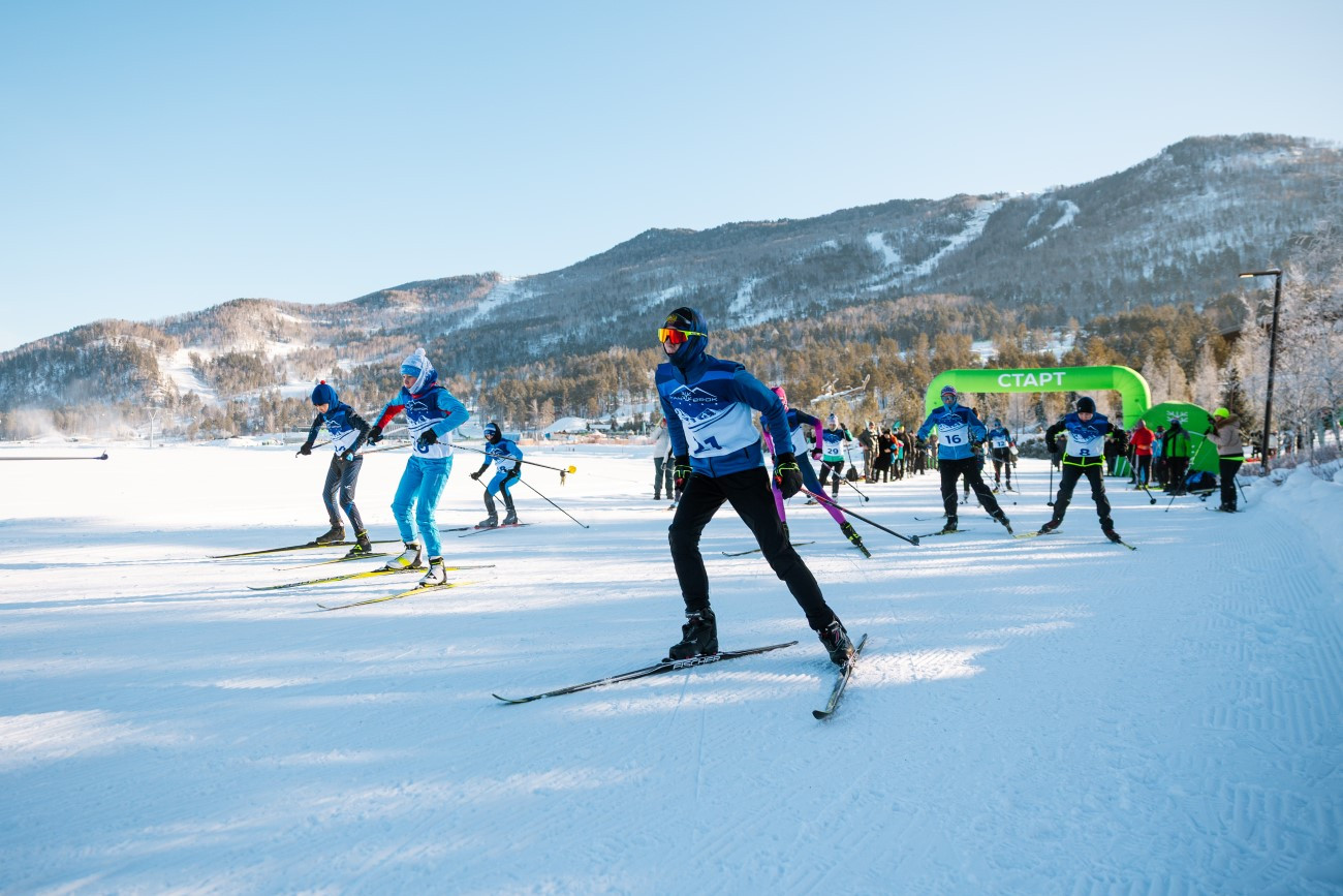Всесезонный курорт «Манжерок» объединил профессионалов и любителей на соревнованиях по беговым лыжам